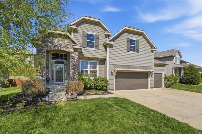 2776 Sitka Dr, Olathe, KS 66061