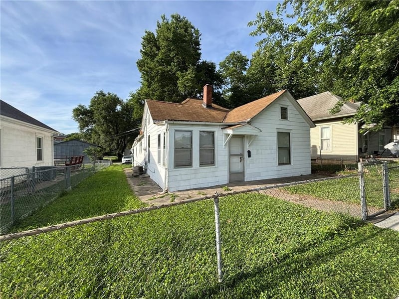 1011 5th Ave, St Joseph, MO 64505