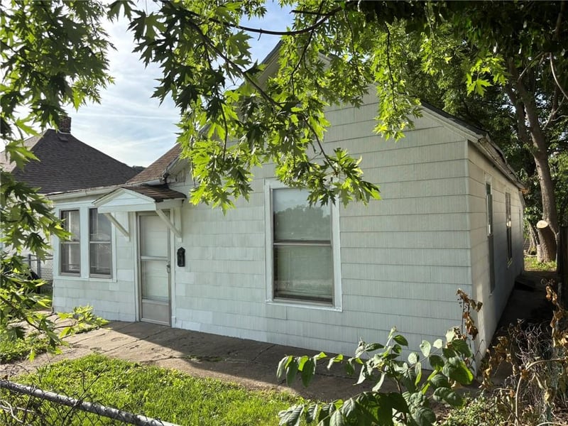 1011 5th Ave, St Joseph, MO 64505