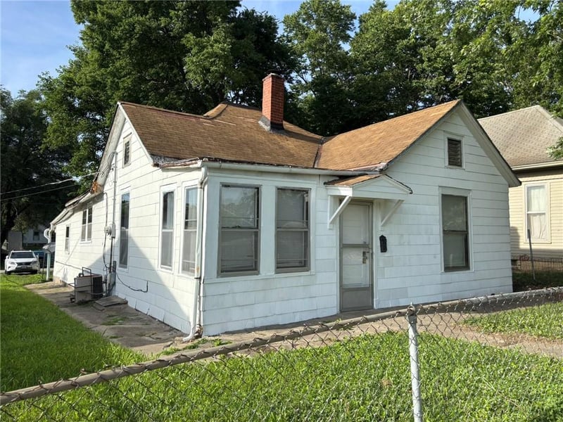 1011 5th Ave, St Joseph, MO 64505