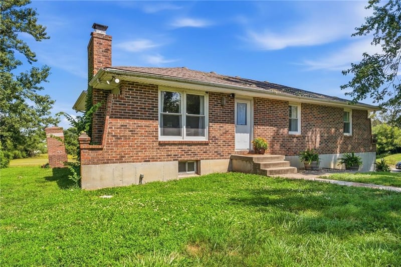 25225 S Windridge Rd, Peculiar, MO 64078