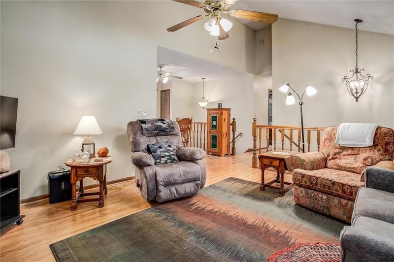 305 Pinetree Dr, Greenwood, MO 64034