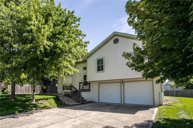 305 Pinetree Dr, Greenwood, MO 64034