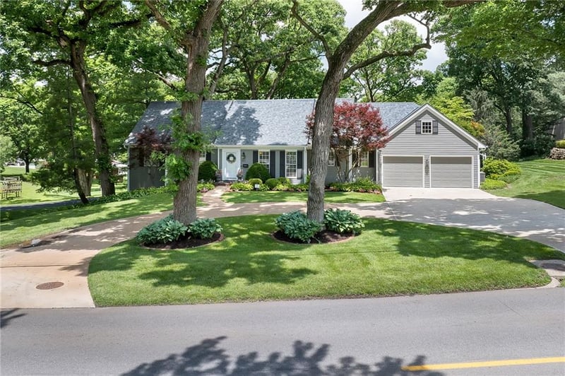 2831 Lovers Ln, St Joseph, MO 64506