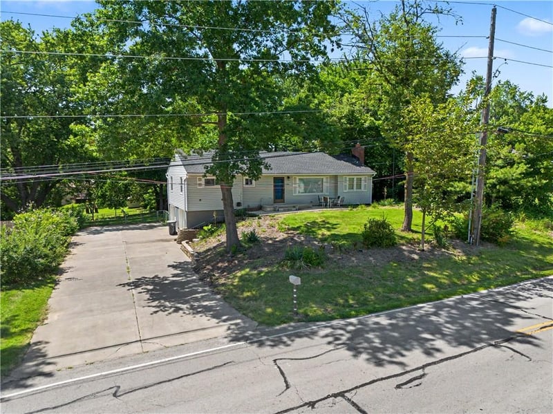7940 Broadway St, Kansas City, MO 64118