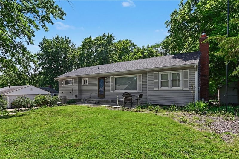 7940 Broadway St, Kansas City, MO 64118