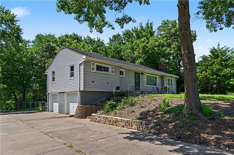 7940 Broadway St, Kansas City, MO 64118