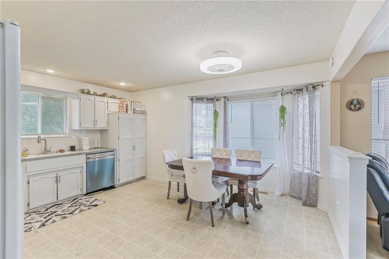 403 Station Dr, Lee's Summit, MO 64086