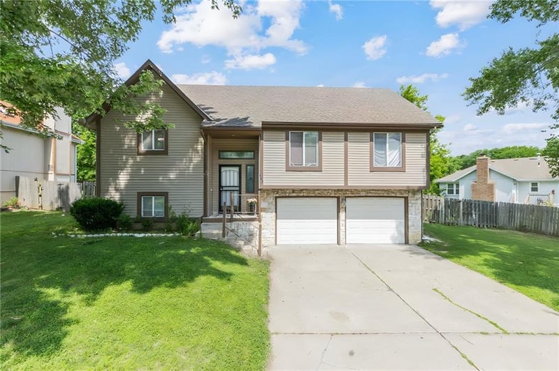 403 Station Dr, Lee's Summit, MO 64086