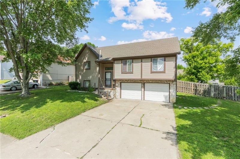 403 Station Dr, Lee's Summit, MO 64086