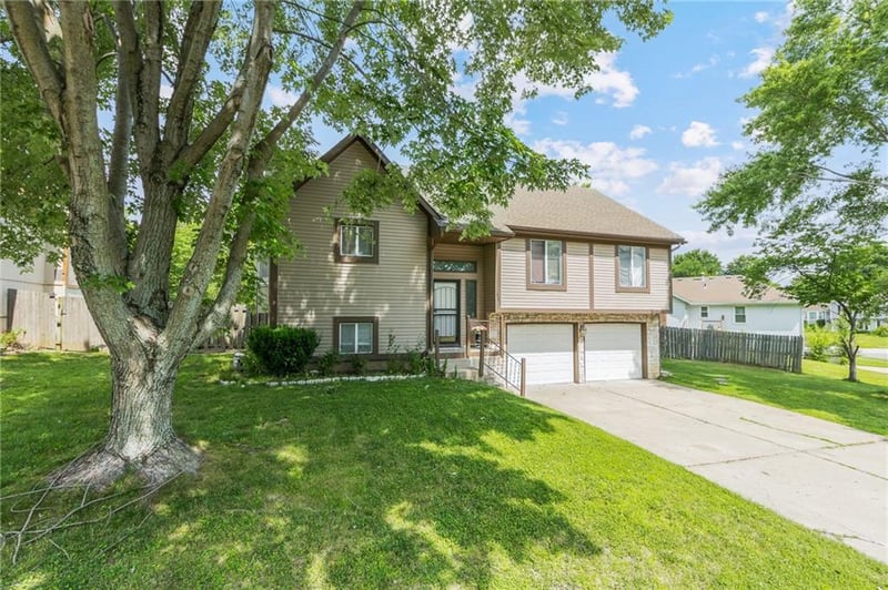 403 Station Dr, Lee's Summit, MO 64086