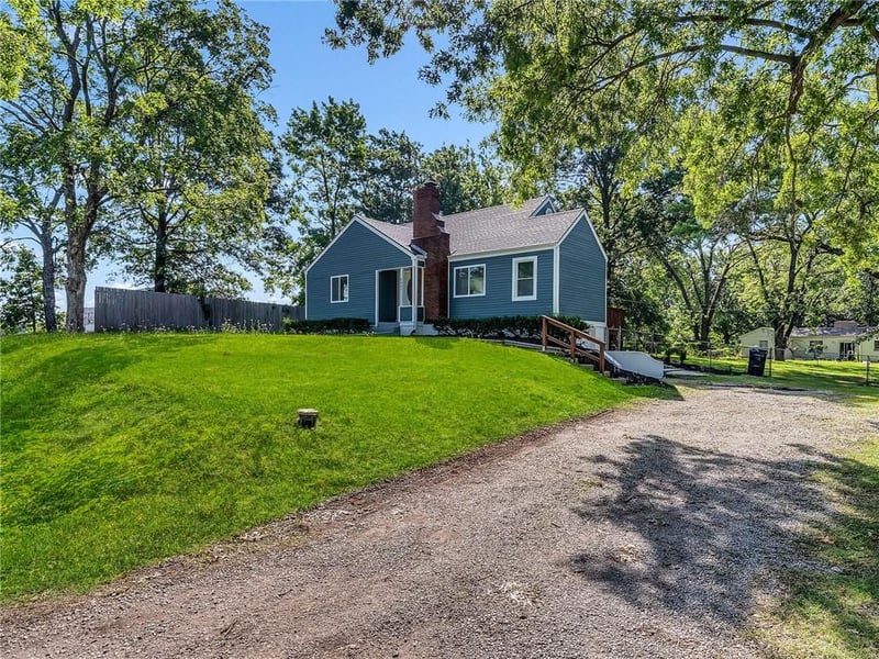 2421 Vivion Rd, Kansas City, MO 64118