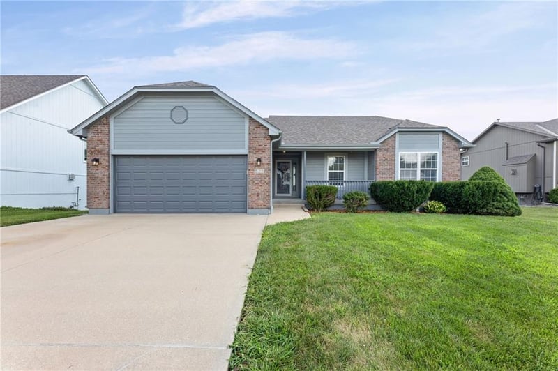 523 Cedar Falls Ct, Raymore, MO 64083