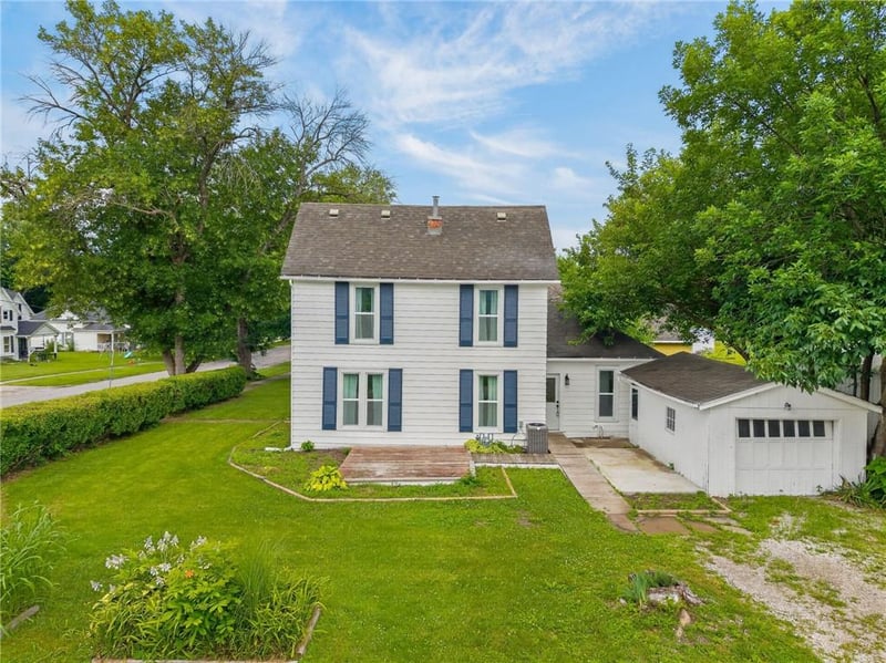 721 W 4th St, Cameron, MO 64429