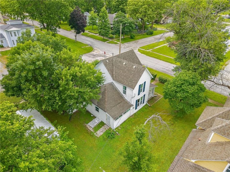 721 W 4th St, Cameron, MO 64429