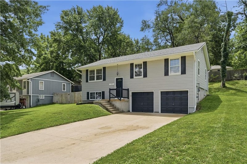 11951 E Scarritt Ave, Sugar Creek, MO 64054