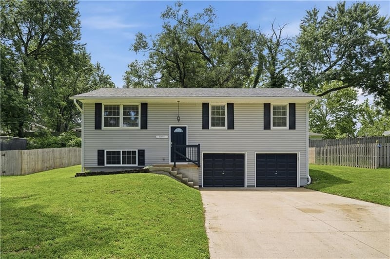 11951 E Scarritt Ave, Sugar Creek, MO 64054