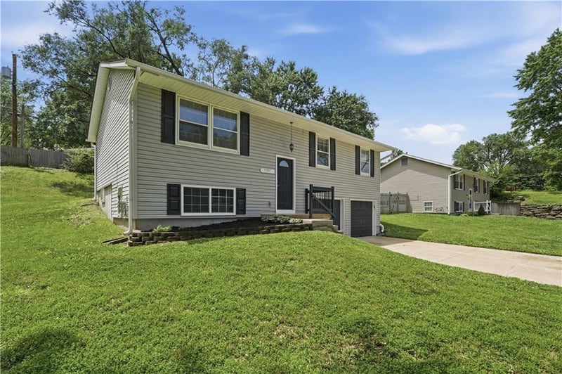 11951 E Scarritt Ave, Sugar Creek, MO 64054
