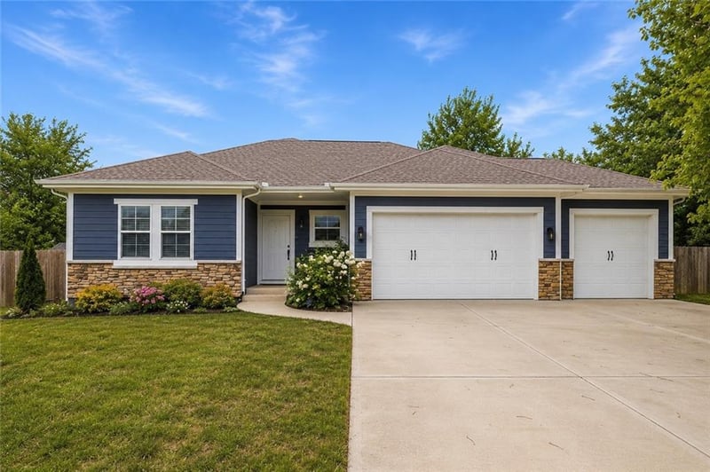 1401 Rylee Ct, Raymore, MO 64083