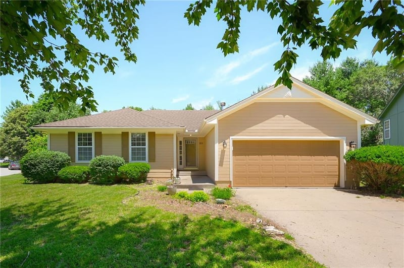 1810 Harbor Ct, Blue Springs, MO 64015