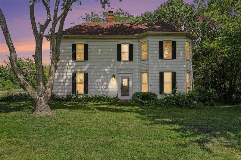 321 Buckner Tarsney Rd, Buckner, MO 64016