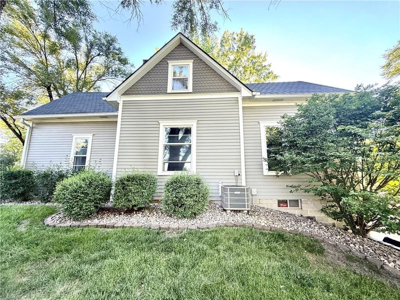 901 1st St, Maryville, MO 64468