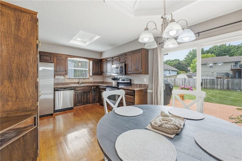 404 Onyx Dr, Lee's Summit, MO 64063