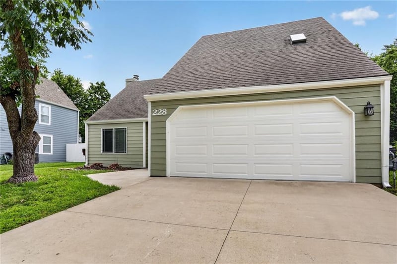 228 Deerfield Ln, Lawrence, KS 66049