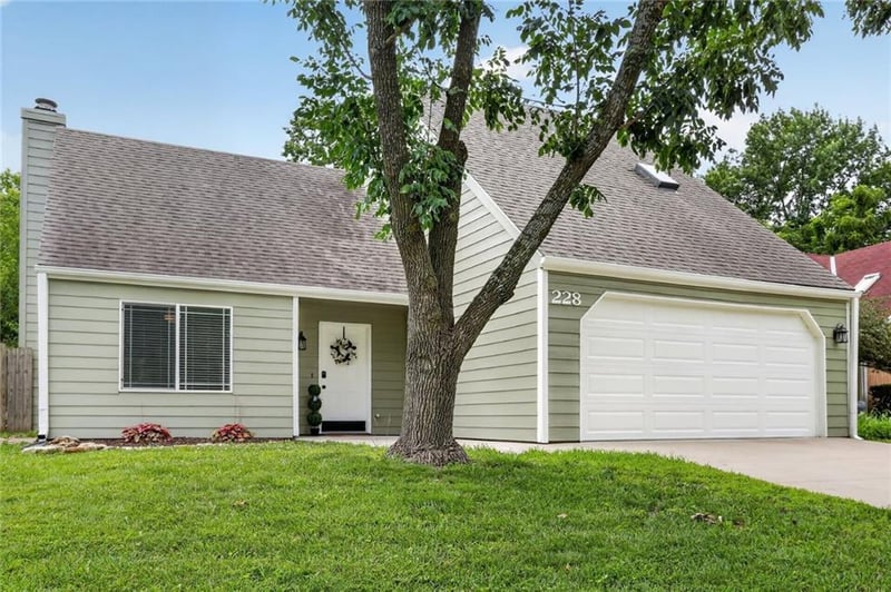 228 Deerfield Ln, Lawrence, KS 66049