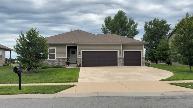 424 Pawnee Ln, Gardner, KS 66030