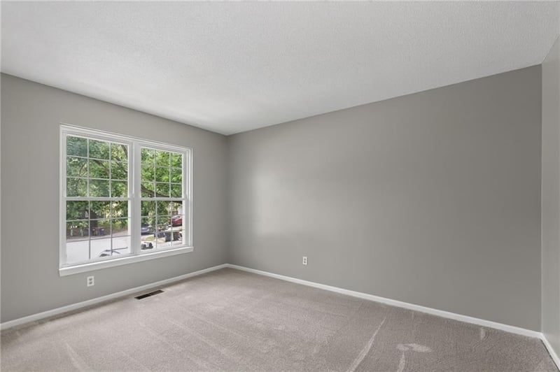 5924 Creekview Dr, Parkville, MO 64152