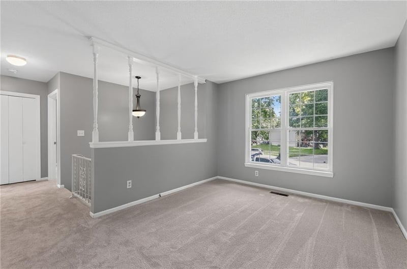 5924 Creekview Dr, Parkville, MO 64152