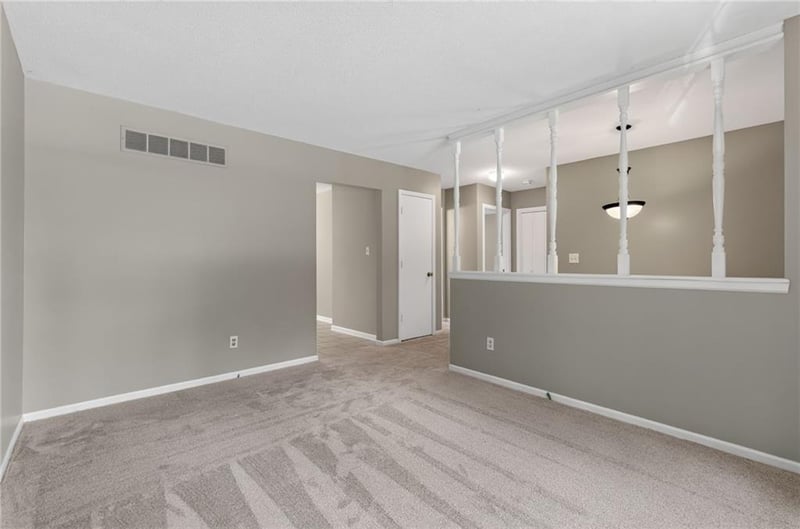 5924 Creekview Dr, Parkville, MO 64152