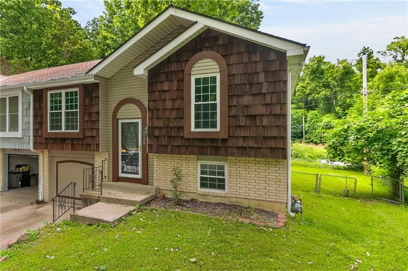 5924 Creekview Dr, Parkville, MO 64152