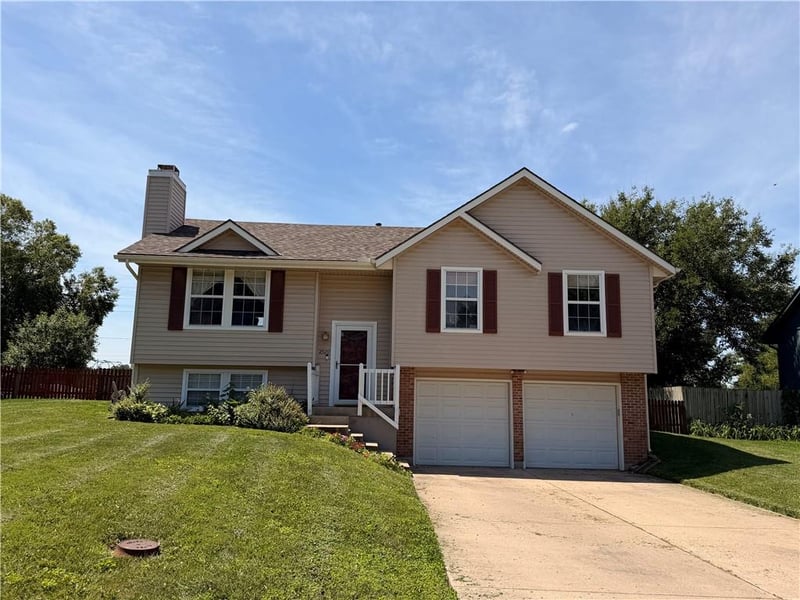 2529 Winchester Dr, Lee's Summit, MO 64063