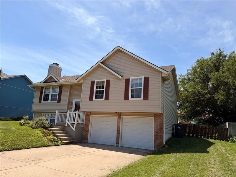 2529 Winchester Dr, Lee's Summit, MO 64063