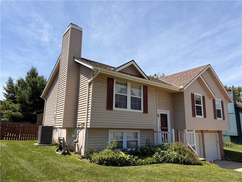 2529 Winchester Dr, Lee's Summit, MO 64063