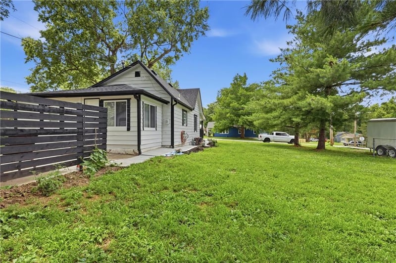 10008 15th St, Independence, MO 64052