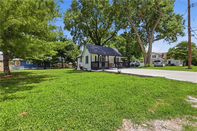 10008 15th St, Independence, MO 64052