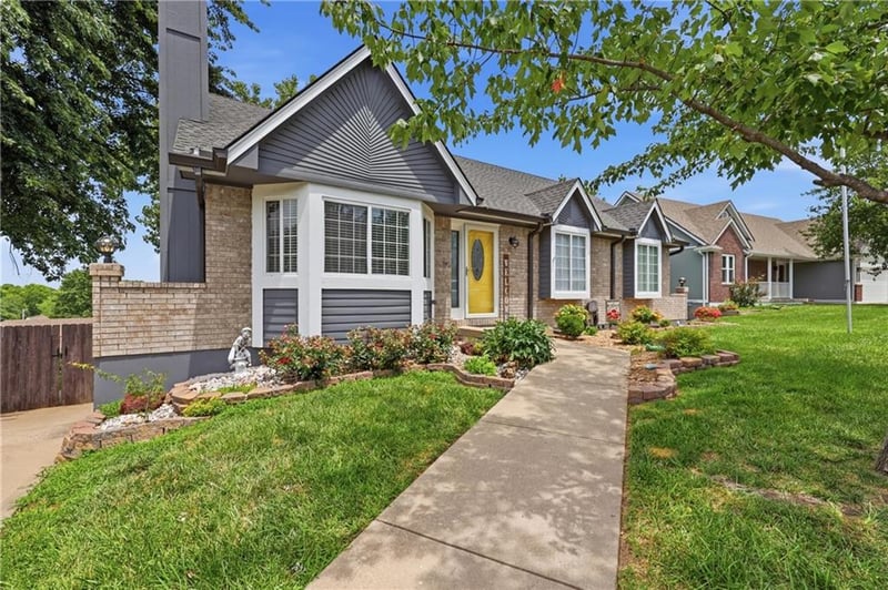 302 SW 24th St, Oak Grove, MO 64075