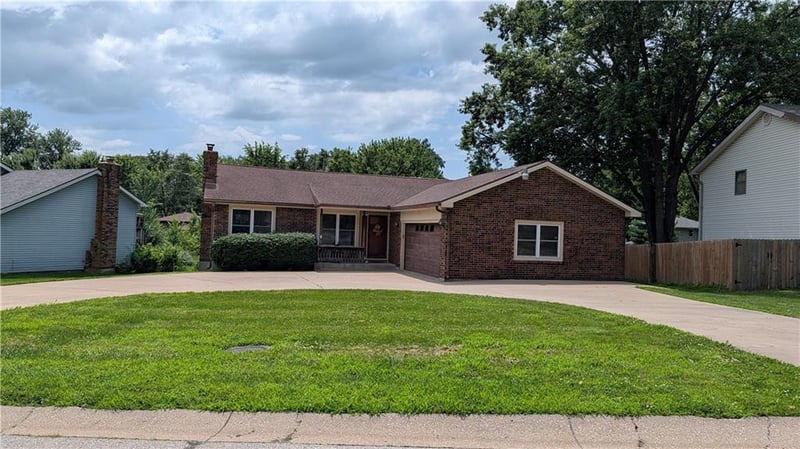 120 Ferncliff St, Lansing, KS 66043