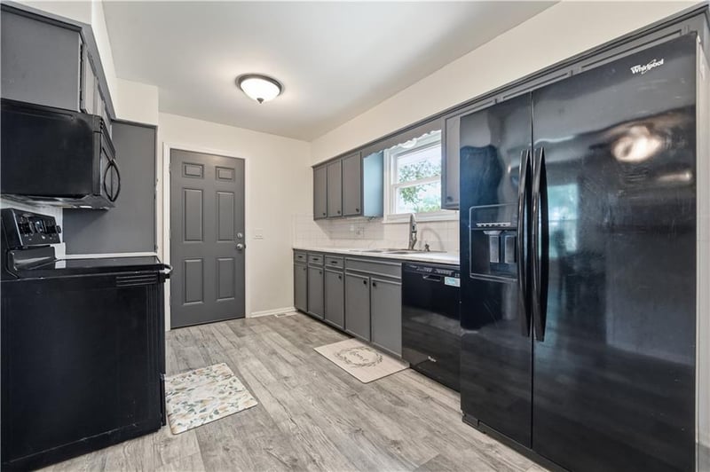 3916 Queen Ridge Dr, Independence, MO 64055