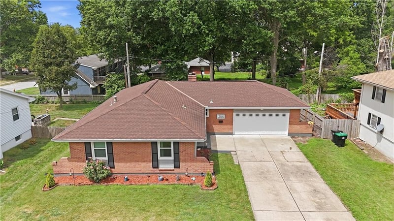 3916 Queen Ridge Dr, Independence, MO 64055