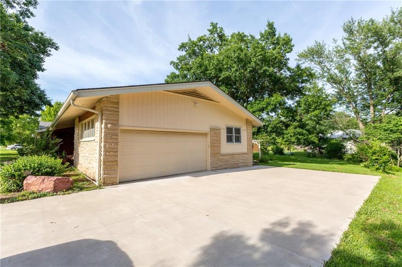 617 Jarboe St, Burlington, KS 66839