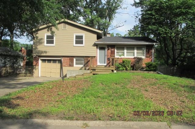 618 Kay Dr, Lee's Summit, MO 64063