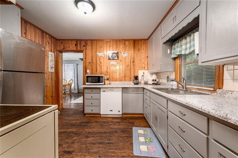 237 Allcutt Ave, Bonner Springs, KS 66012