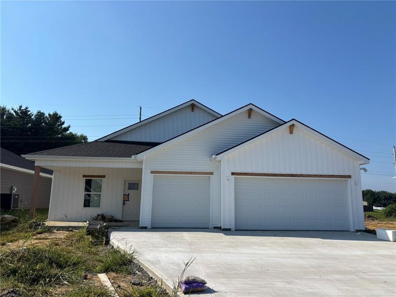4810 S Creek Woods Dr, St Joseph, MO 64507