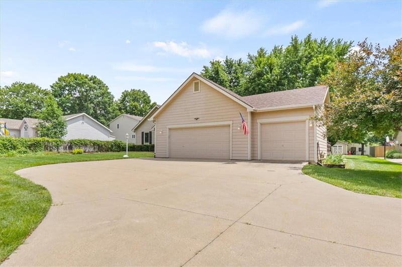 1905 River Ridge Rd, Lawrence, KS 66044