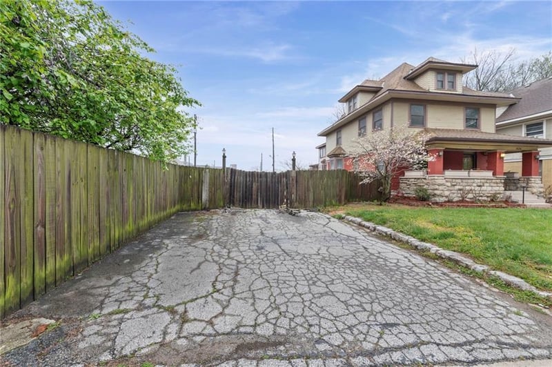 3424 Holmes St, Kansas City, MO 64109