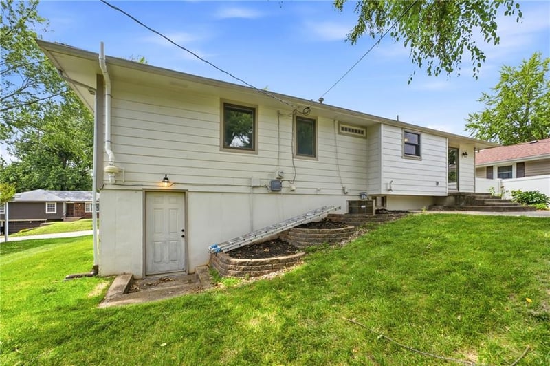 305 Marion Ln, Lee's Summit, MO 64081